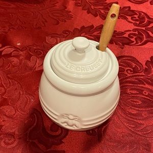 Le Creuset honey pot with silicone dipper- brand new